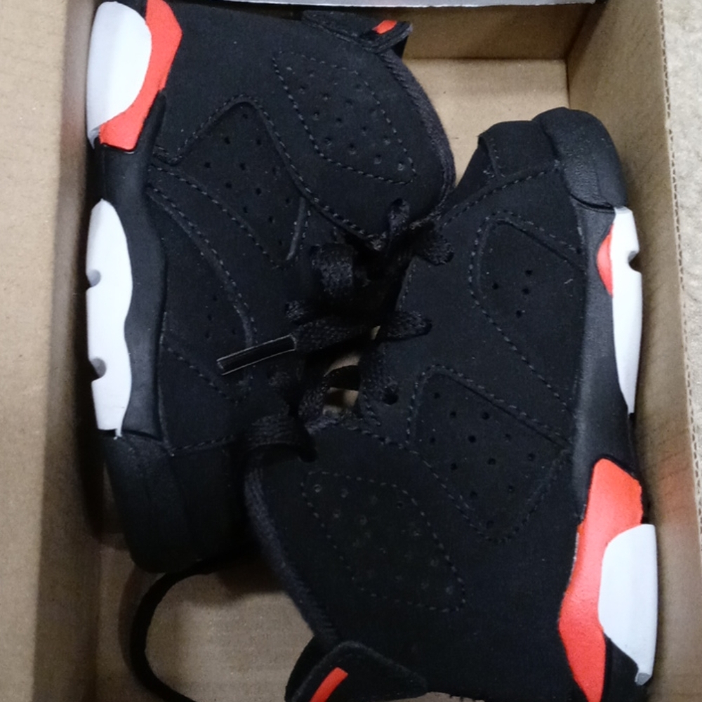 EUC Jordan Retro 6 size 4c